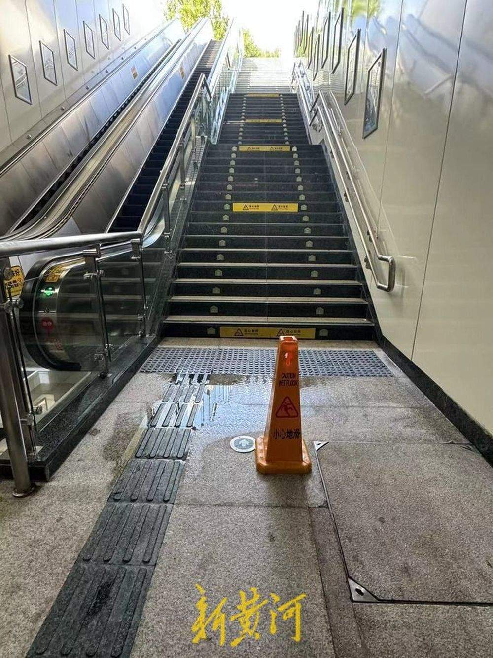 济南地铁3号线部分地铁口露天敞开，市民担心雨天存隐患，官方回应