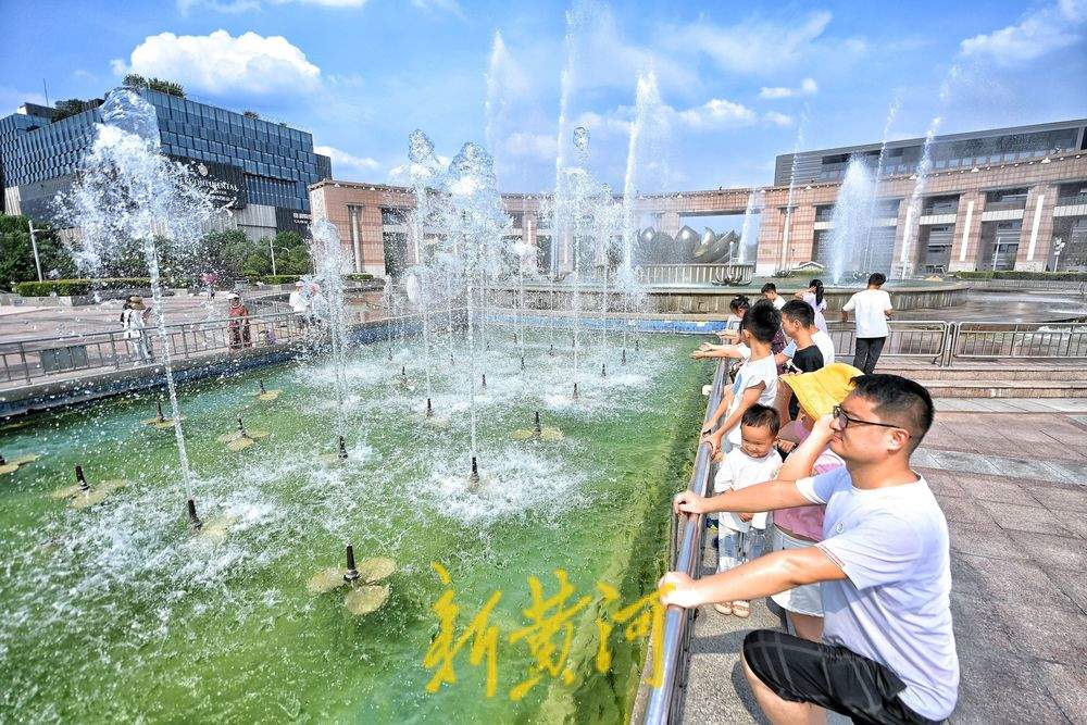 泉城广场音乐喷泉旁消夏纳凉好惬意