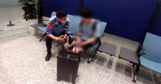 21岁小伙瞒着父母去泰国找女友，在机场被民警劝下