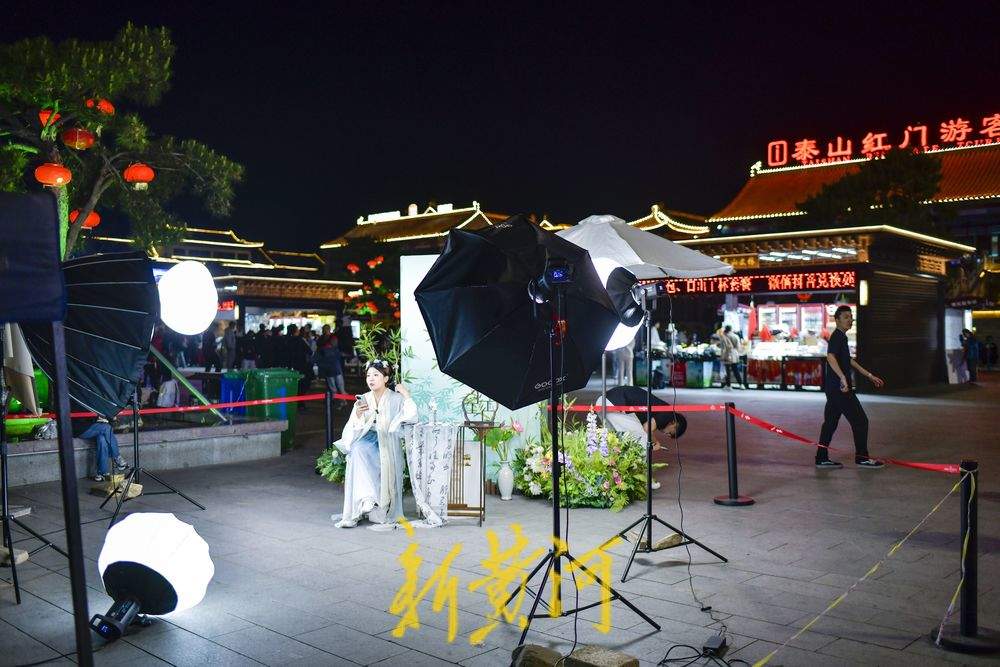 夜晚景区门口热闹非凡 视频直播推广假期特色旅游