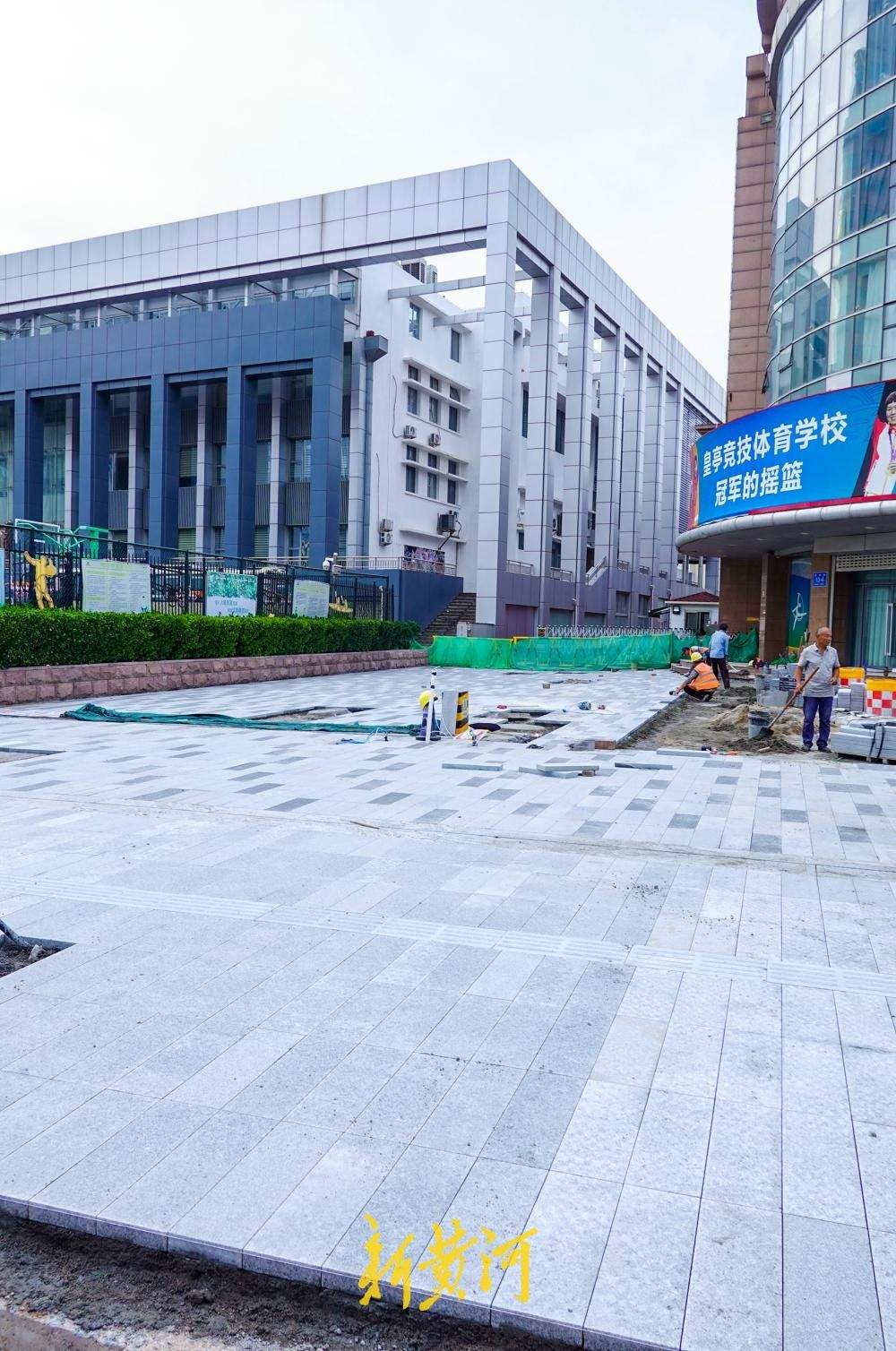 泉城路东段人行道启动石板铺装，深浅灰双色交替打造品质慢行空间