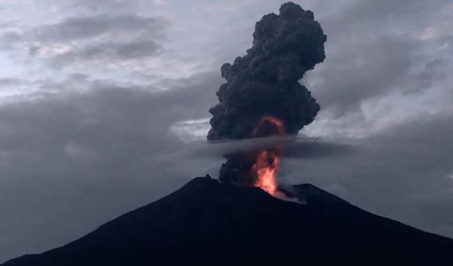 日本鹿儿岛县樱岛火山喷发 火山灰柱高度达5000米