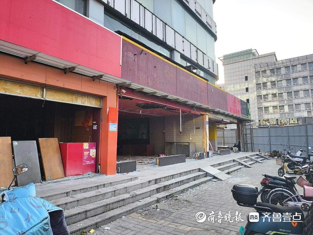 济南天龙大厦拆迁进展:底商陆续搬离,部分商铺店面已开始拆除