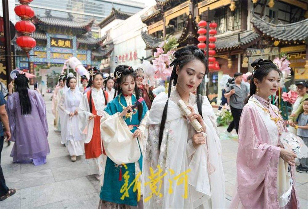 《红楼梦》十二钗游大观园 展示汉服文化魅力