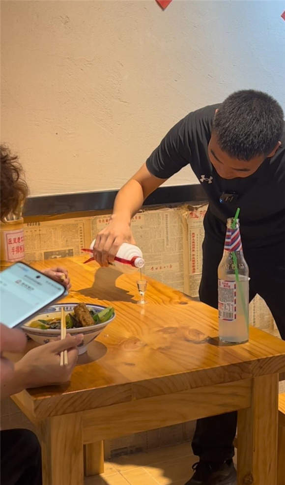 石家庄一面馆推“茅台配板面”套餐 老板：一杯亏1元