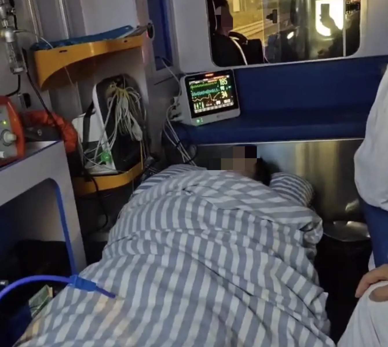 江西救护车800公里收2.8万被停运,有网友给联系救护车医院送锦旗,涉事医院发声