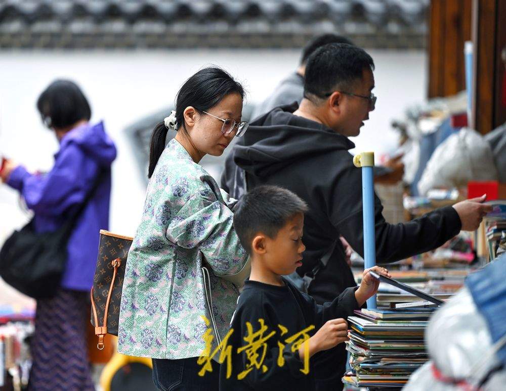 一年四季 泉在济南丨济南中山公园书香浓郁，市民游客热情“淘宝”