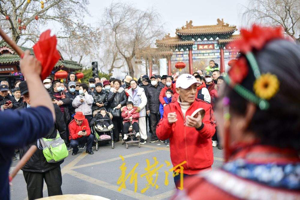 “泉”在济南过大年｜明湖市集成春节旅游新热点，周边居民敲锣打鼓献艺助兴