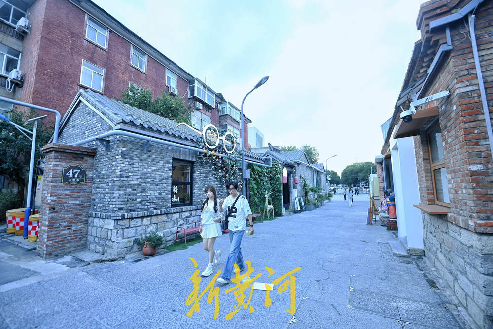 高温天里游客行走泉城老街巷享清凉