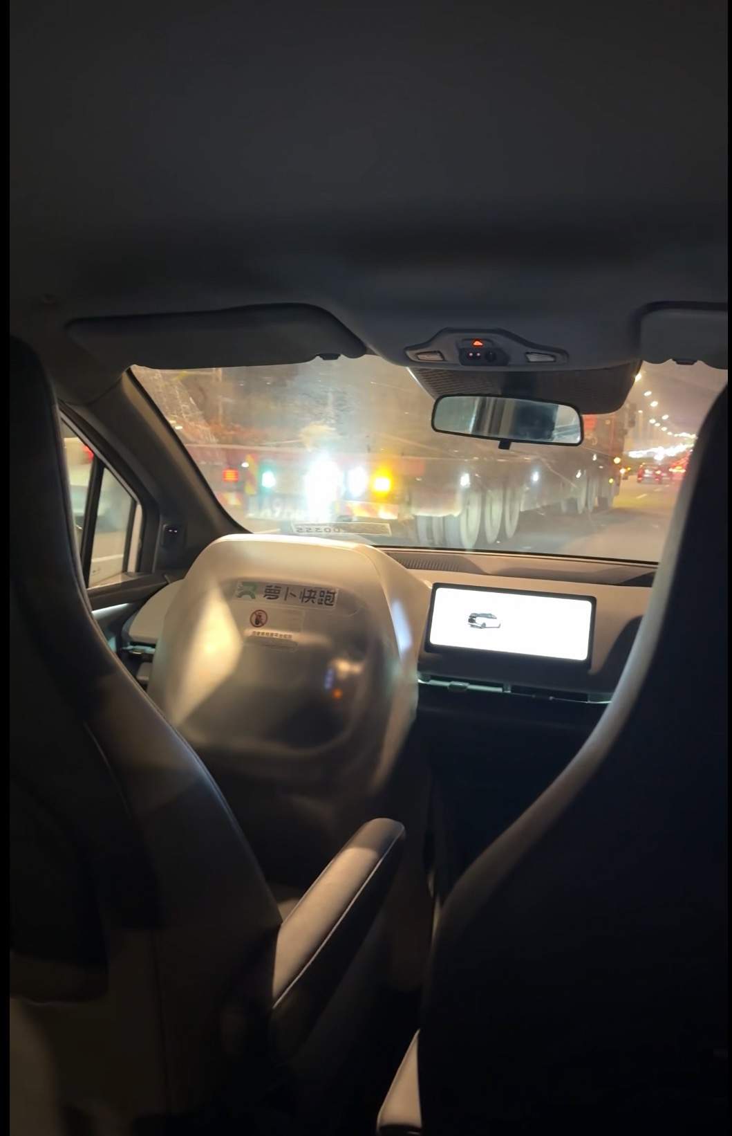 武汉萝卜快跑集体“瘫痪”？有乘客被困高架近两小时，车上SOS根本没有任何用处，交警通报