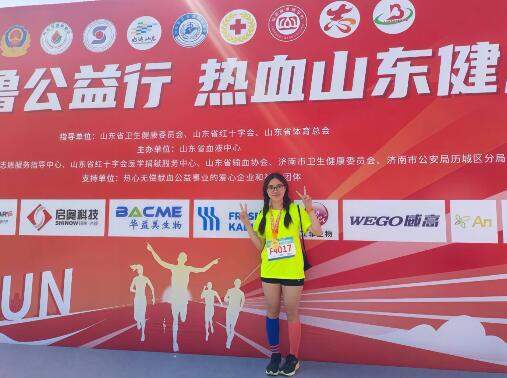 融媒·画像丨十本献血证、三千公里骑行数，以及四块半程马拉松奖牌——21岁姑娘的“别样勋章”