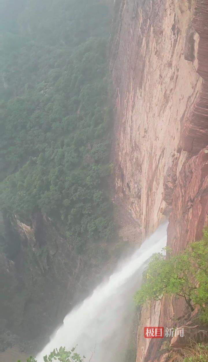 等了一年的“南太行第一瀑”老龙口瀑布今年首次出水,落差近300米,仅持续三天