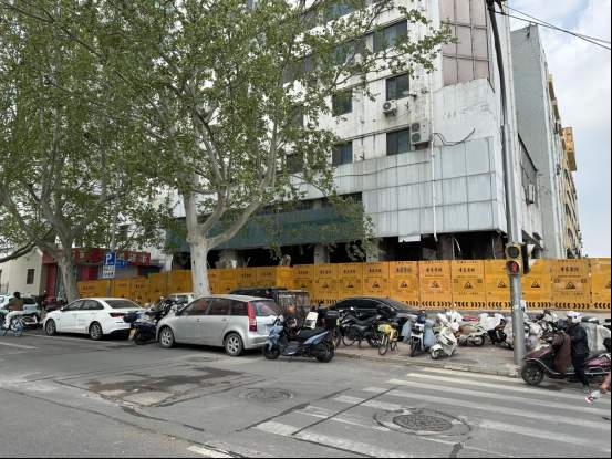 济南邮政大厦周围拉起围挡，开始升级改造