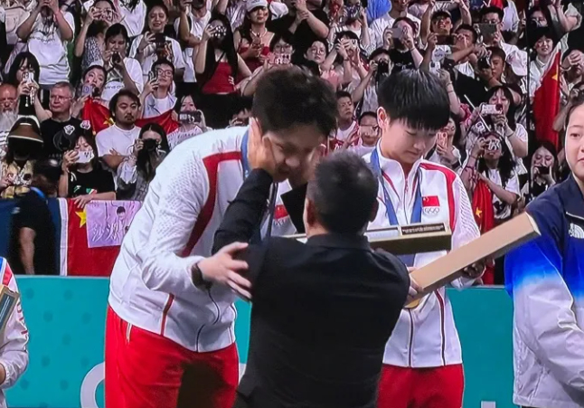 捧脸杀！刘国梁为莎头颁奖 拍拍脸颊太太太有爱啦！