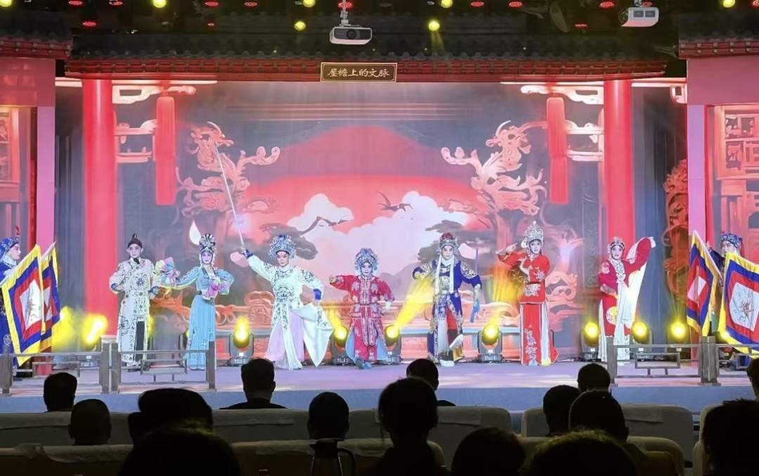 何以中国·屋檐上的文脉｜一方戏台，为何“有戏”近千年