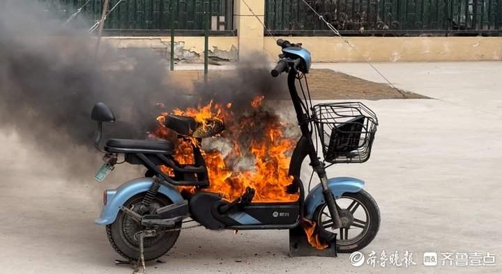 顷刻灰烬浓烟带毒火灭仍400度实测电动车起火