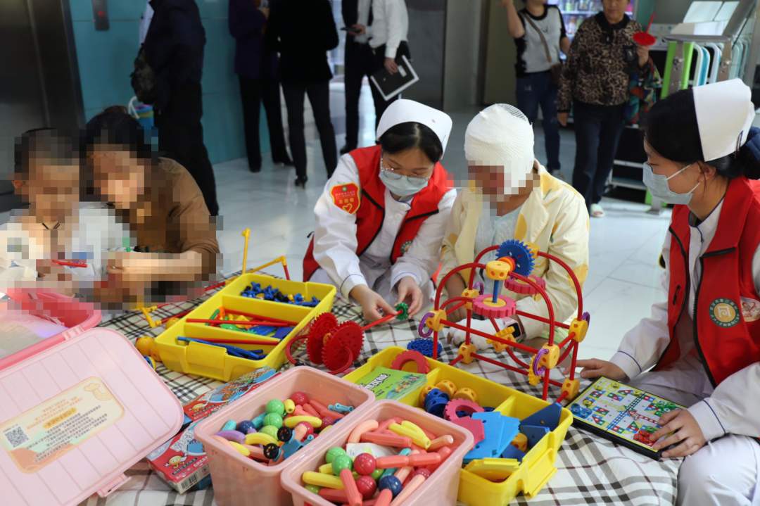 瞬间起火！姐弟3人多处烧伤，别再拿它当玩具