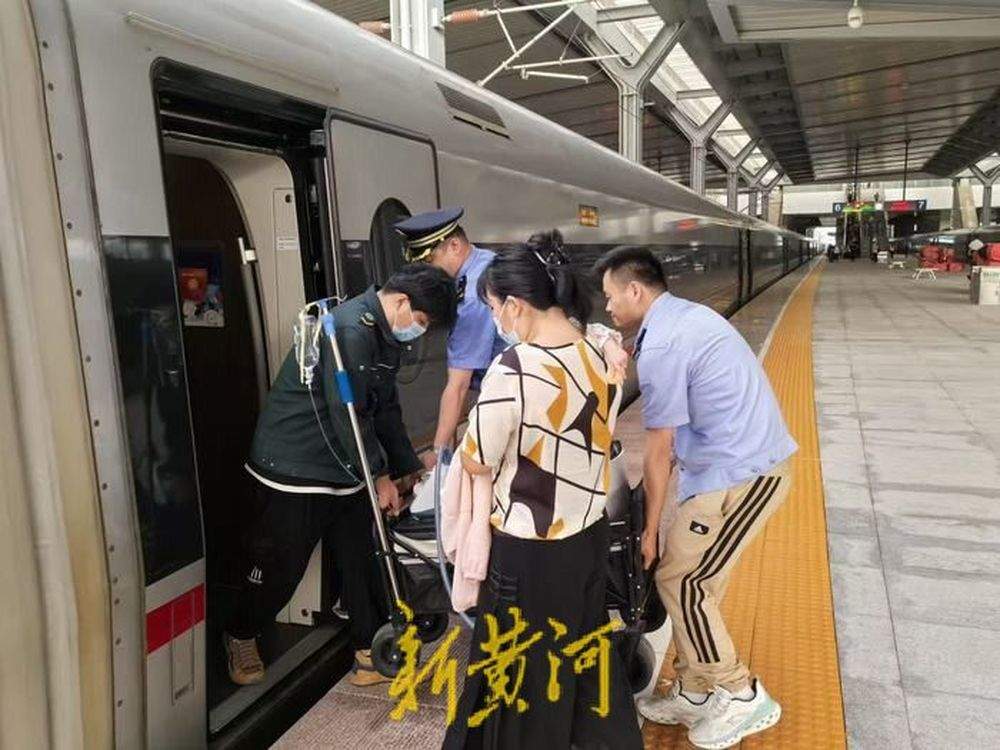 铁轨上的温度！紧急转运吸氧婴儿，济南东站上演生命接力