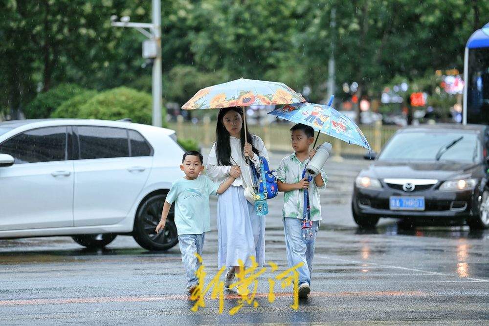 泉城晚高峰迎急雨 市民行色匆匆往家赶