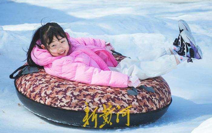 “泉”在济南过大年｜体验冰雪何需“尔滨” 泉城雪圈滑道忙坏孩子们