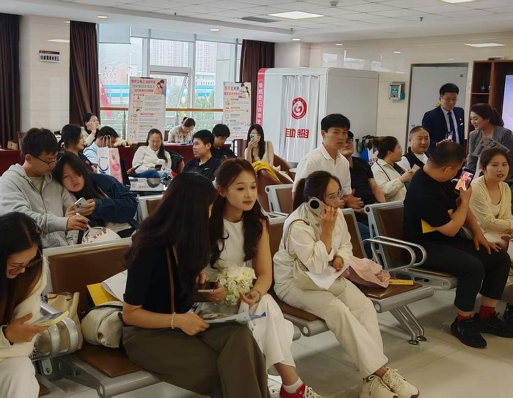 “520”结婚登记热度爆表，不少新人带专业摄影跟拍