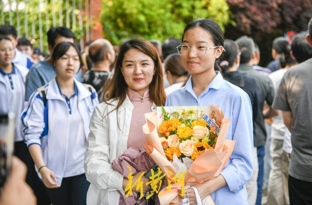 高考首批完成“闯关”考生笑着冲出考场 家长鲜花拥抱暖人心