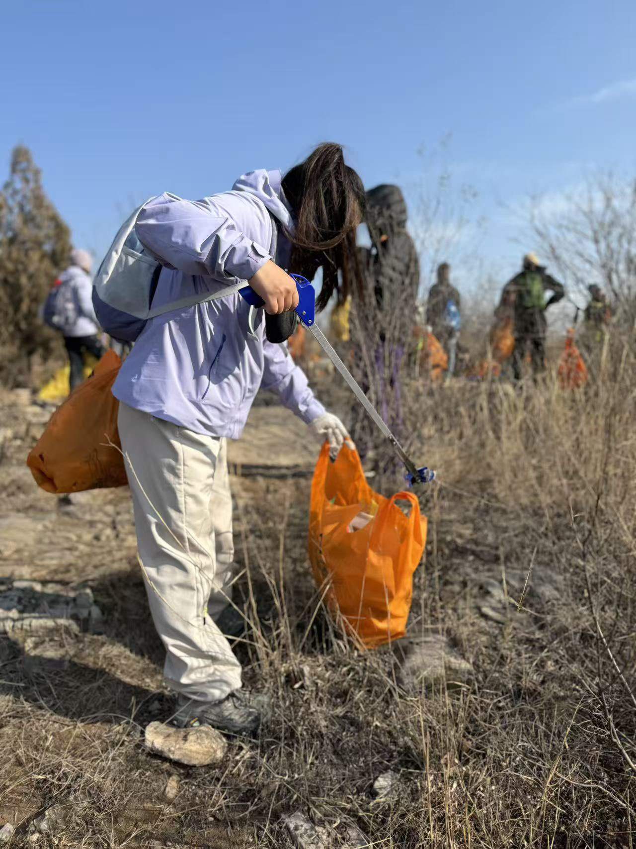 融媒·画像丨拿着垃圾夹、背着编织袋，他们深入大山奔赴一场——山与城的约定