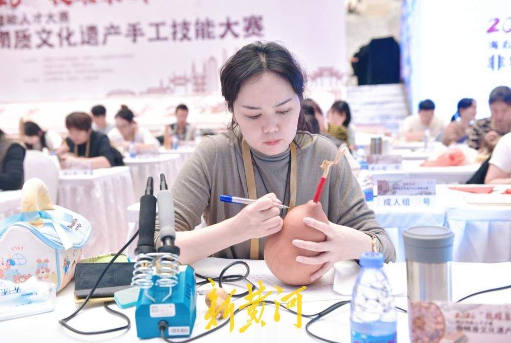 大厅里赛非遗 围观中见传承