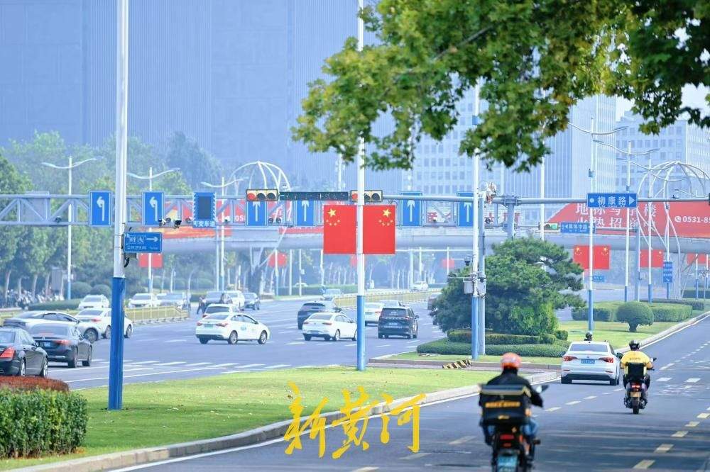 “中国红”扮靓经十路，泉城盛装迎国庆