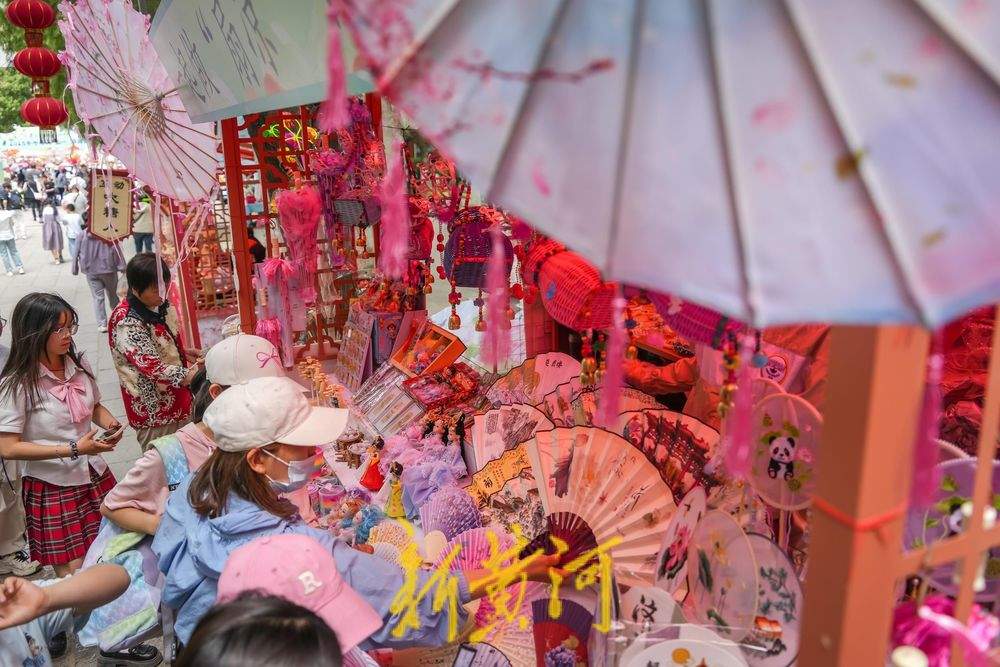 一年四季 泉在济南｜五一假期千佛山人气爆棚 文创市集演绎泉城新活力