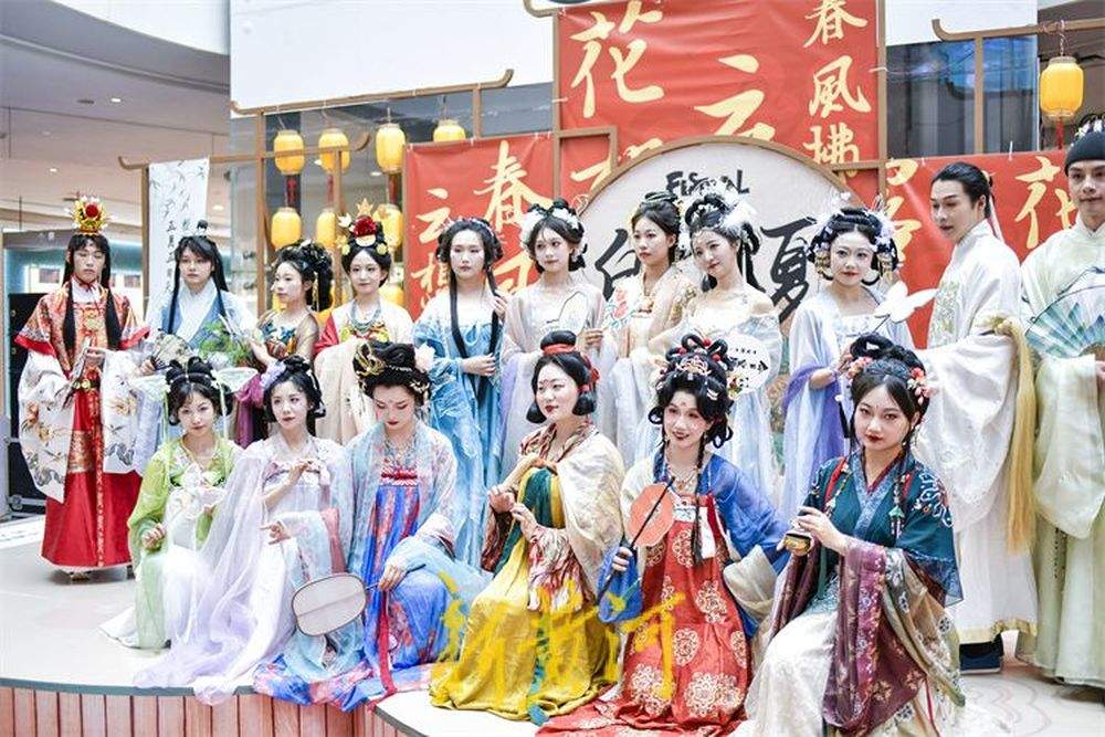 端午汉服巡游 感受国潮之美