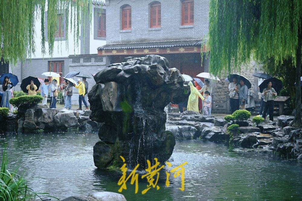 趵突泉水位再创新高、“月牙飞瀑”火出圈，游客雨中感受泉水魅力