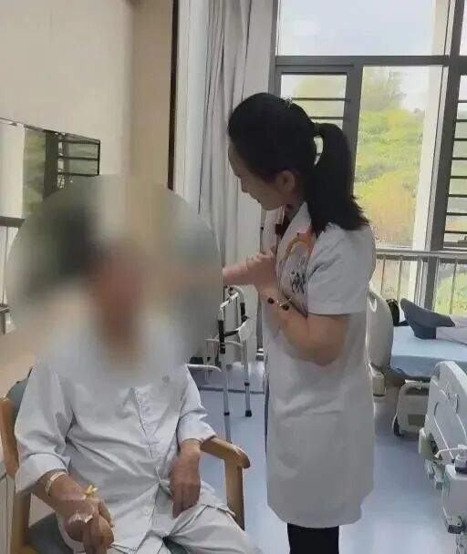 冰箱“陈年冻肉”舍不得扔，老人险些丧命