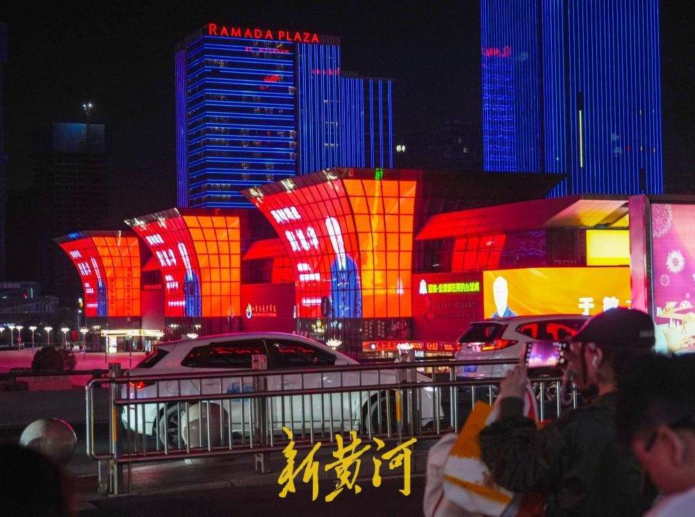 济南西站大屏致敬国之脊梁！他们才是值得仰望、世代铭记的顶流明星