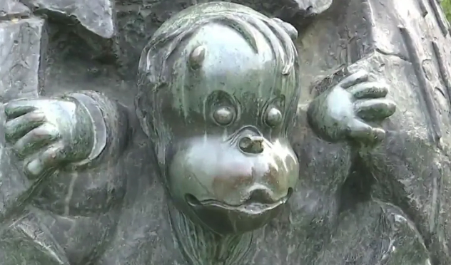 苏州一公园“司马光砸缸”雕塑被指像猴 官方回应