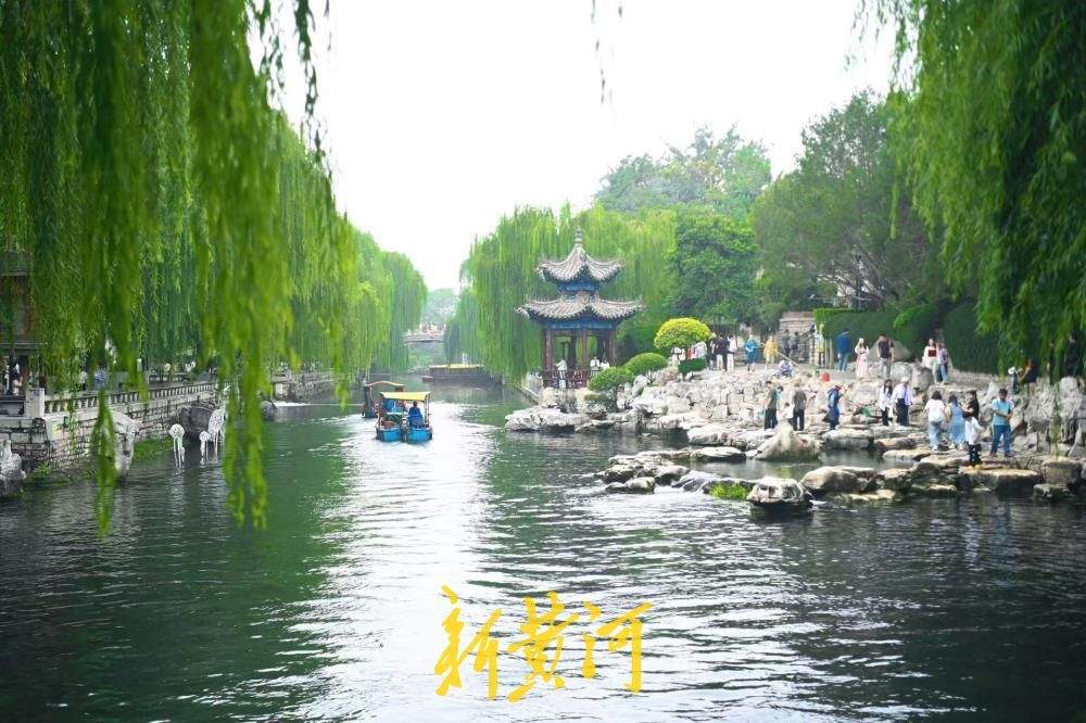 泉城降温秋意渐浓 护城河畔风光如画引游人