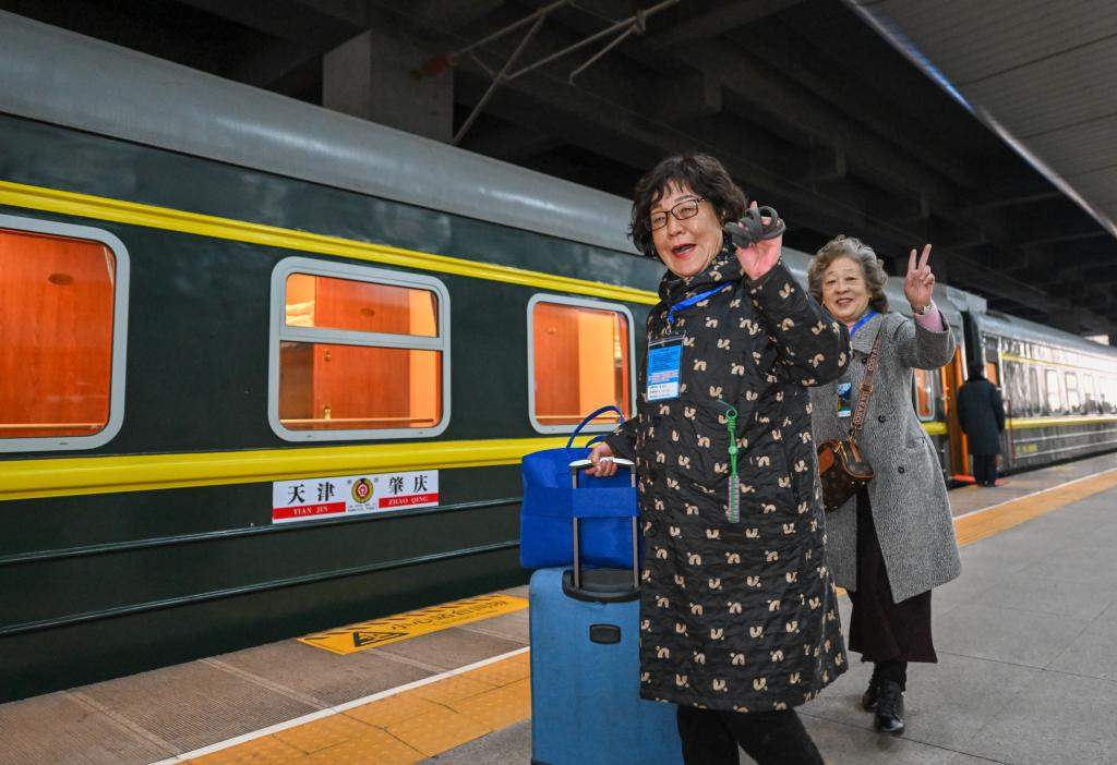 “银发专列”为何成为老年人出游“新宠”？