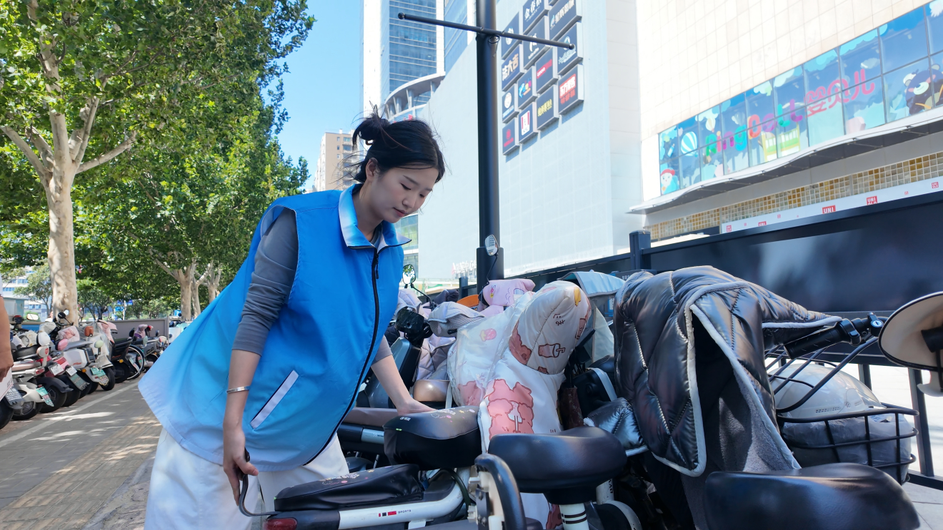 融媒·见证丨日均客流6万人，电动车停放问题咋破解？黄金地段“抠”车位