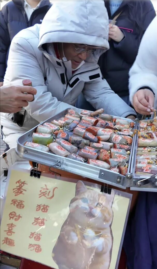 北京“刻小猫章的大爷”火了，但他有点茫然