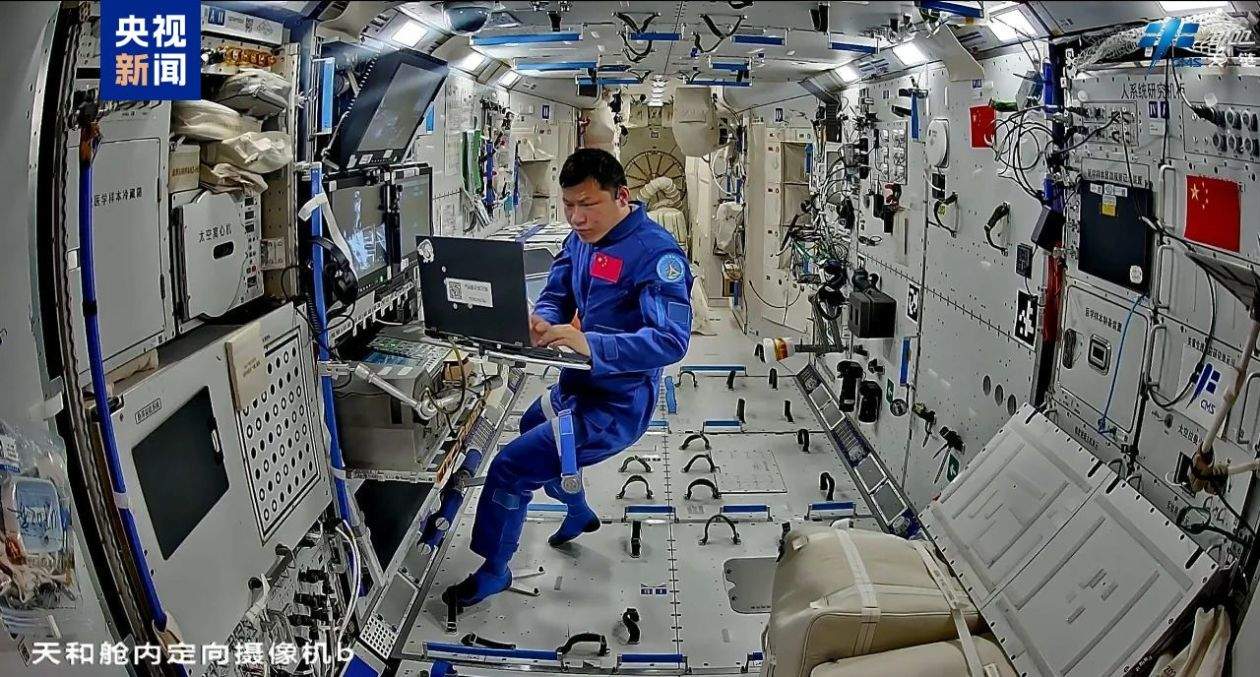 神二十乘组圆满完成第一次出舱活动 首次通过天和核心舱节点舱出舱