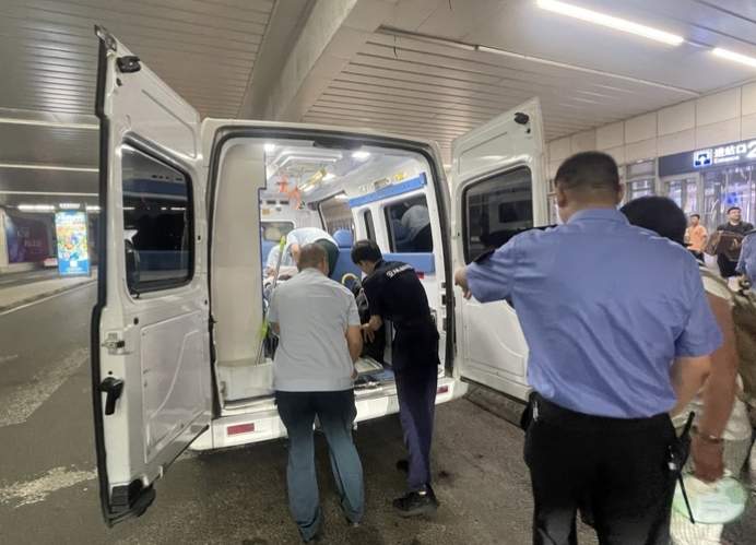 乘客突发疾病，济南东站上演“生命接力”救助