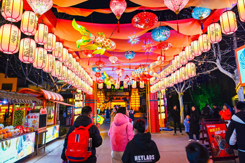 璀璨花灯亮起来，新春的喜庆氛围瞬间拉满