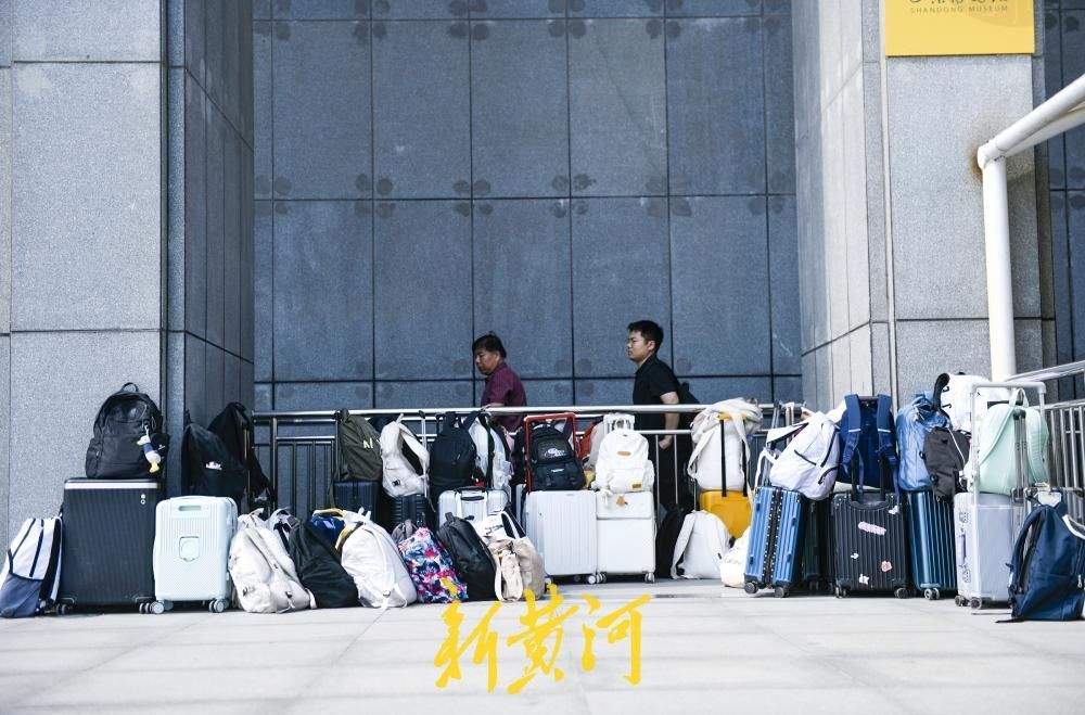 博物馆迎来研学观展高峰，行李“排队”成文明风景线