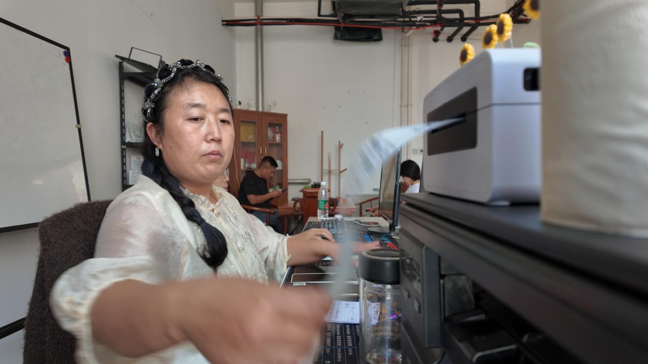融媒·见证丨方寸直播间，撬动县域经济发展——小屏幕里的大产业