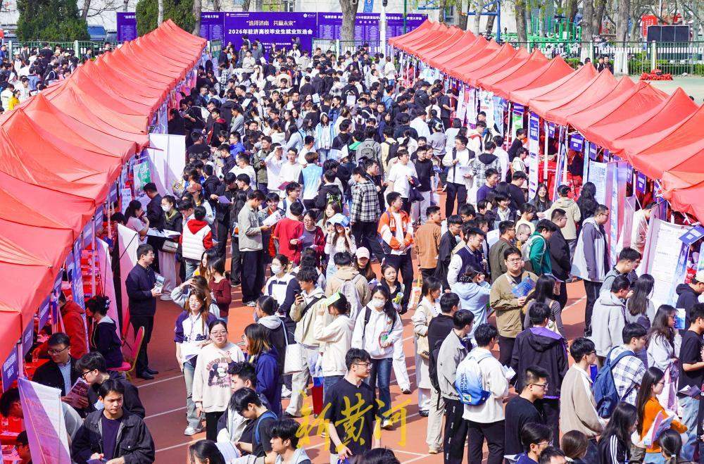 “选择济南 共赢未来”驻济高校双选会举行 300余家企业提供岗位上万个