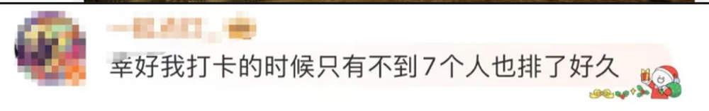青岛有棵“孤独的树”爆火，打卡的游客排起长队，网友：这下不孤独了吧