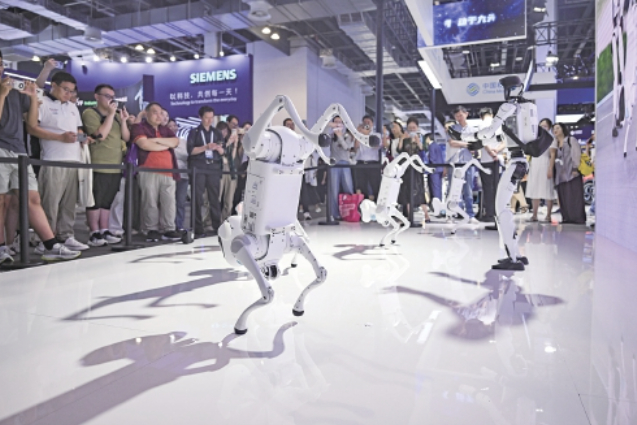 人形机器人在2025世界人工智能大会展现澎湃动力