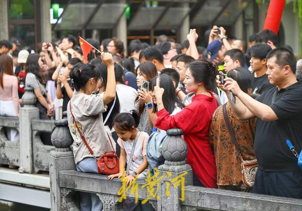 国庆中秋假期首日，济南30家景区共接待游客42.53万人次，同比增长8.35%