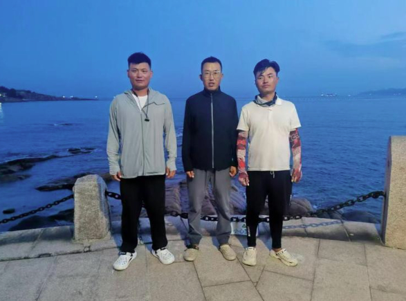 女游客被大浪打翻闹悬！他冲刺下海救人，鞋跑掉脚划伤