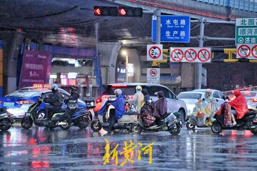 骤雨突袭：晚高峰济南北园高架路下现归家人潮